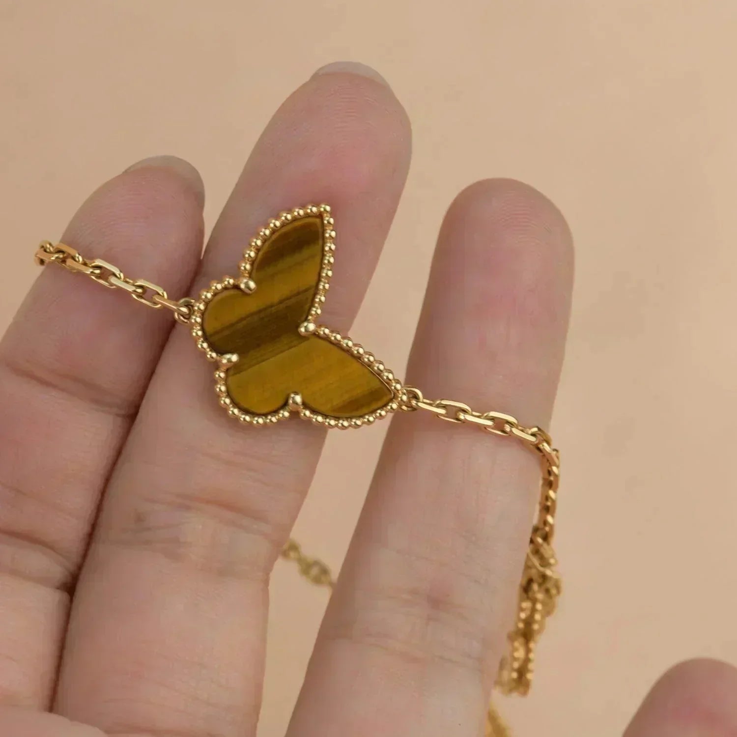 Glücks-Natur-Armband mit mehreren Anhängern – Schmetterlings-, Kleeblatt-, Herz- und Blattmotive