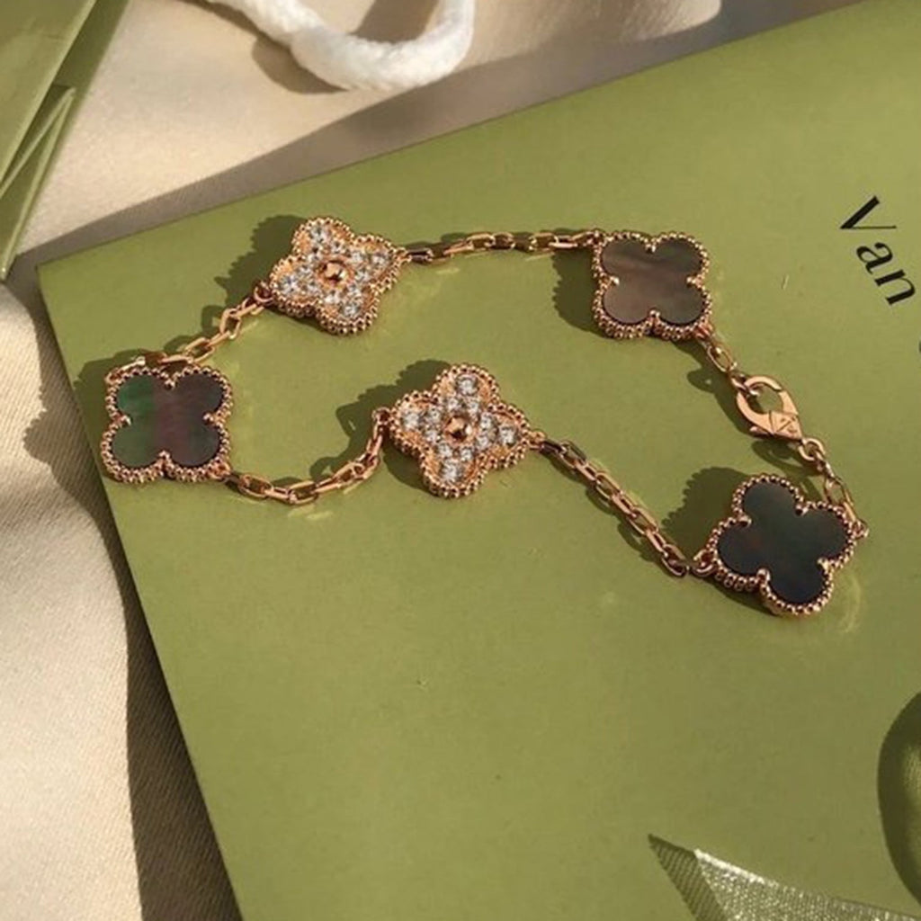 Glücks-Armband mit 5-Motiv-Kleeblatt und Perlmutt – Naturfarbenes graues Perlmutt