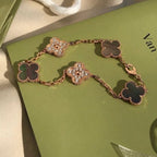 Glücks-Armband mit 5-Motiv-Kleeblatt und Perlmutt – Naturfarbenes graues Perlmutt