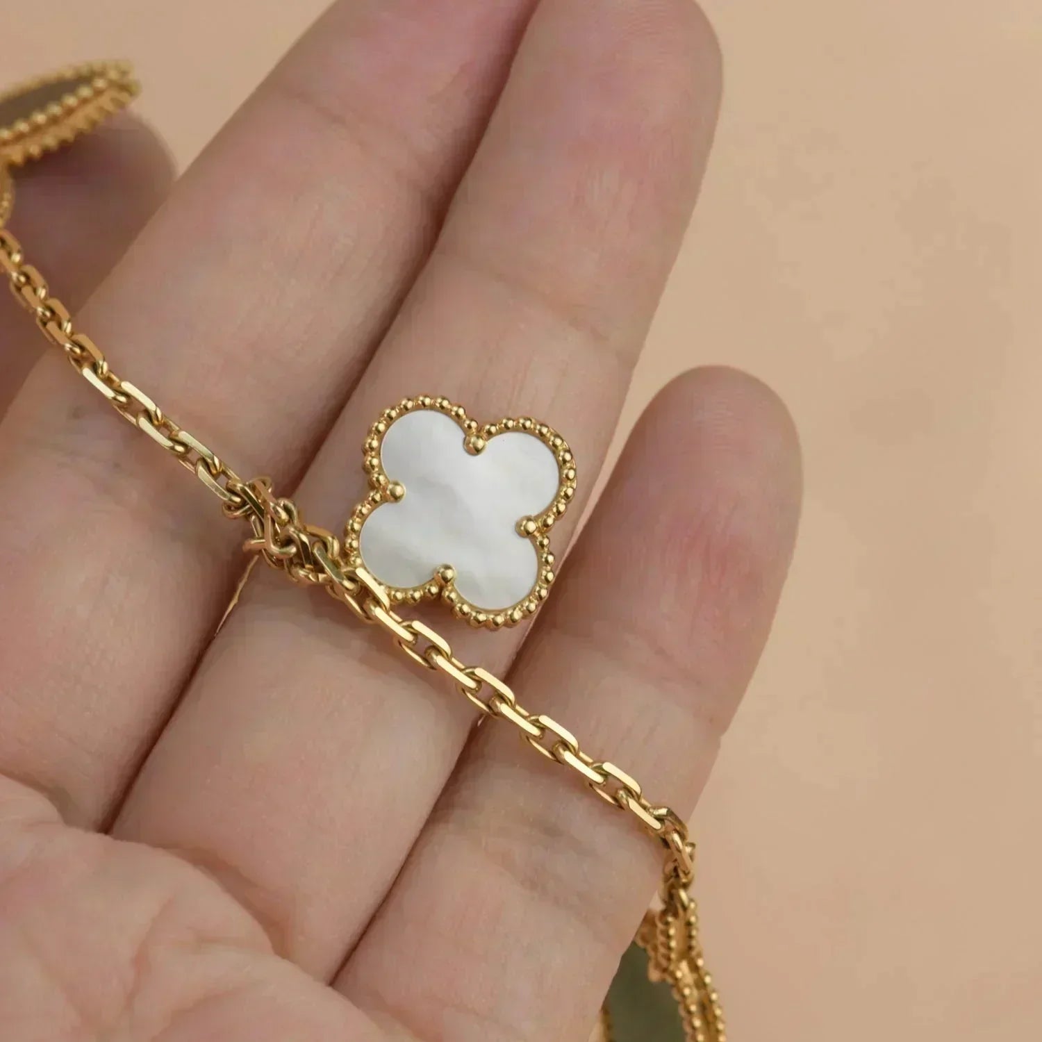 Glücks-Natur-Armband mit mehreren Anhängern – Schmetterlings-, Kleeblatt-, Herz- und Blattmotive