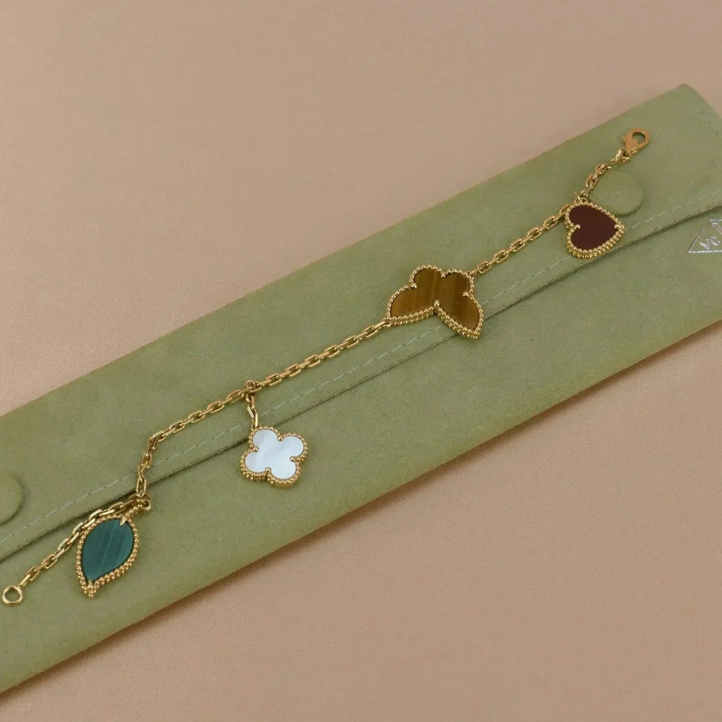 Glücks-Natur-Armband mit mehreren Anhängern – Schmetterlings-, Kleeblatt-, Herz- und Blattmotive