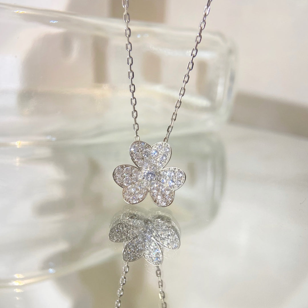 Pavé-Diamant-Blumenanhänger-Halskette - Zarter Blumenanhänger