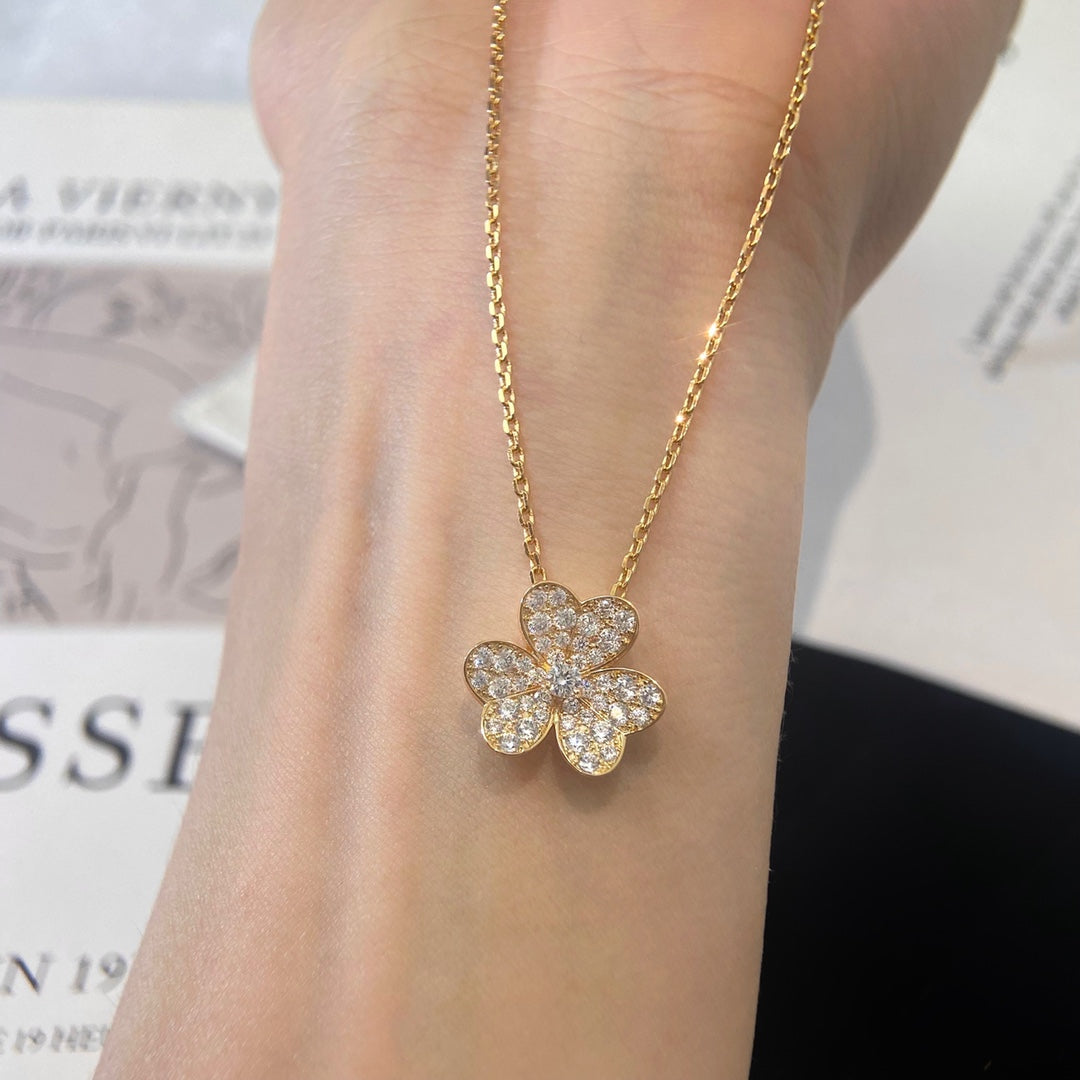 Pavé-Diamant-Blumenanhänger-Halskette - Zarter Blumenanhänger