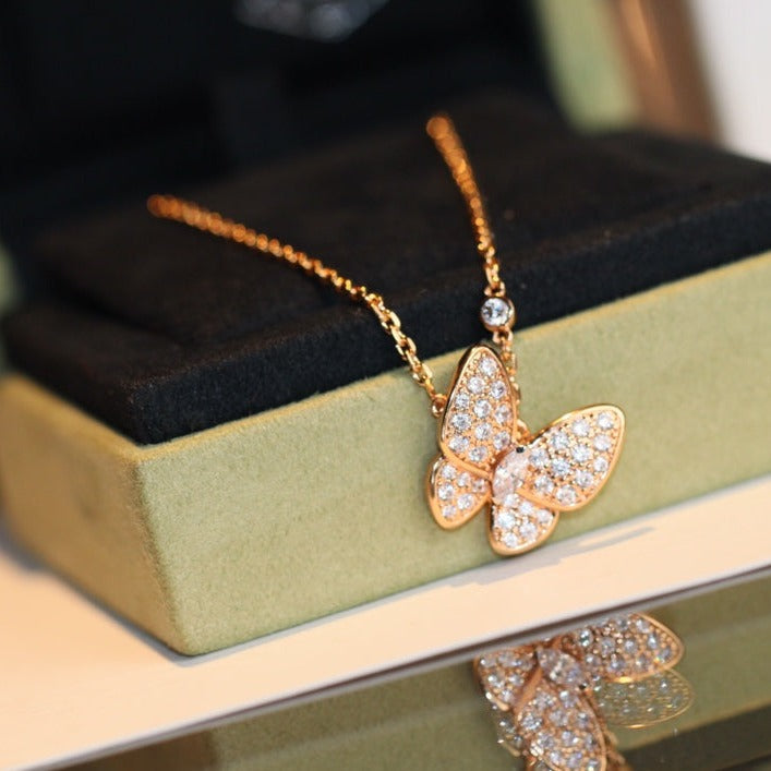 Schmetterlings-Diamant-Charm-Halskette - Zierlicher Pavé-Kristallanhänger