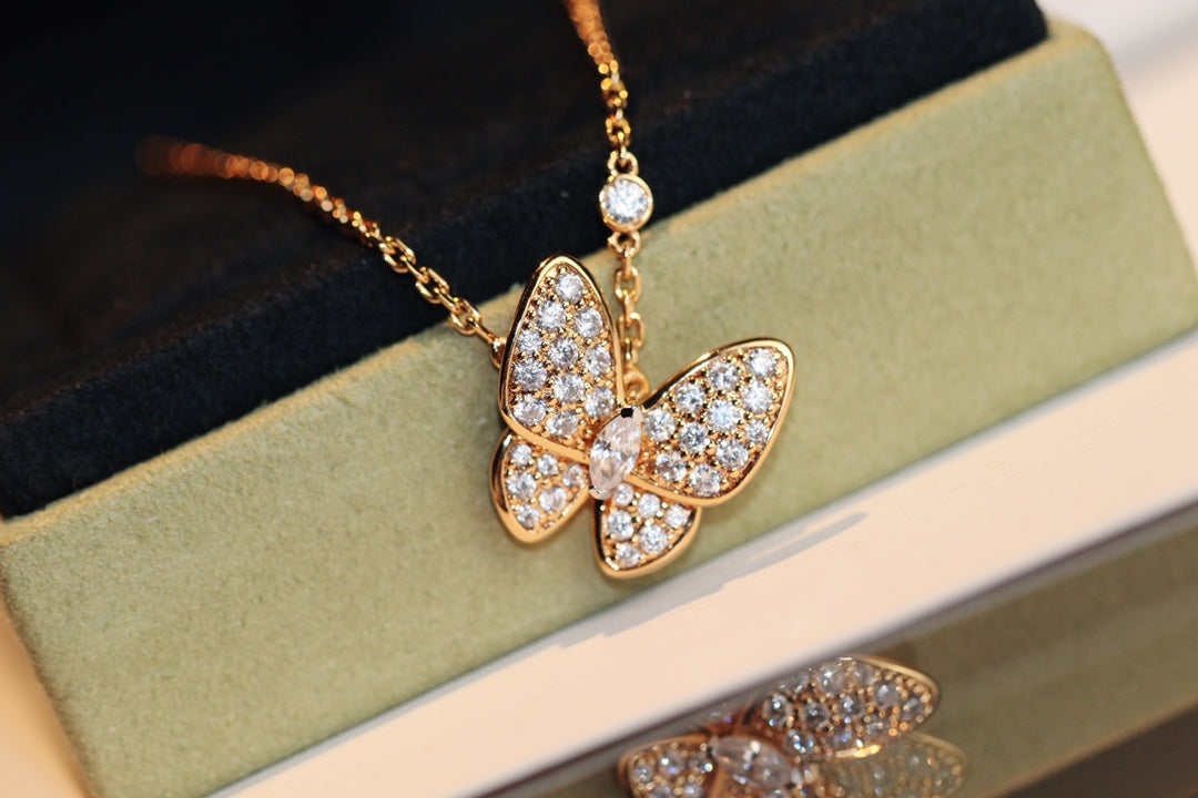 Schmetterlings-Diamant-Charm-Halskette - Zierlicher Pavé-Kristallanhänger