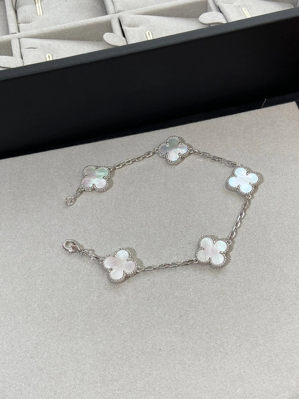 Glückliches 5-Motiv Kleeblattarmband - Natur Perlmutt