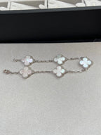 Glückliches 5-Motiv Kleeblattarmband - Natur Perlmutt