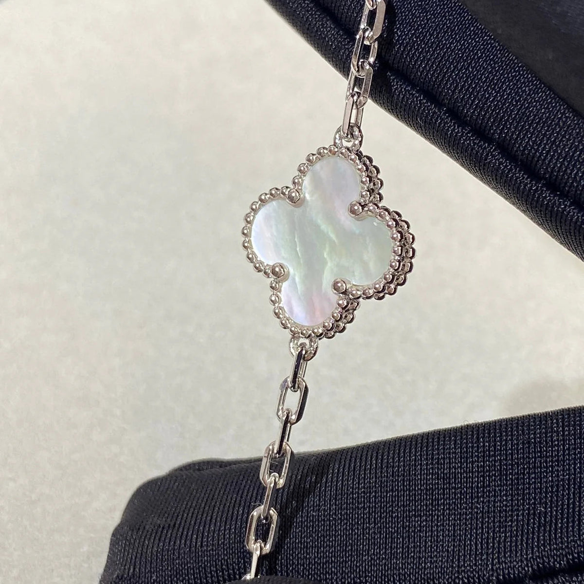 Lucky Clover 5-Motif Bracelet - White Mother-of-Pearl Collection