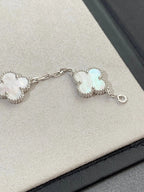 Glückliches 5-Motiv Kleeblattarmband - Natur Perlmutt