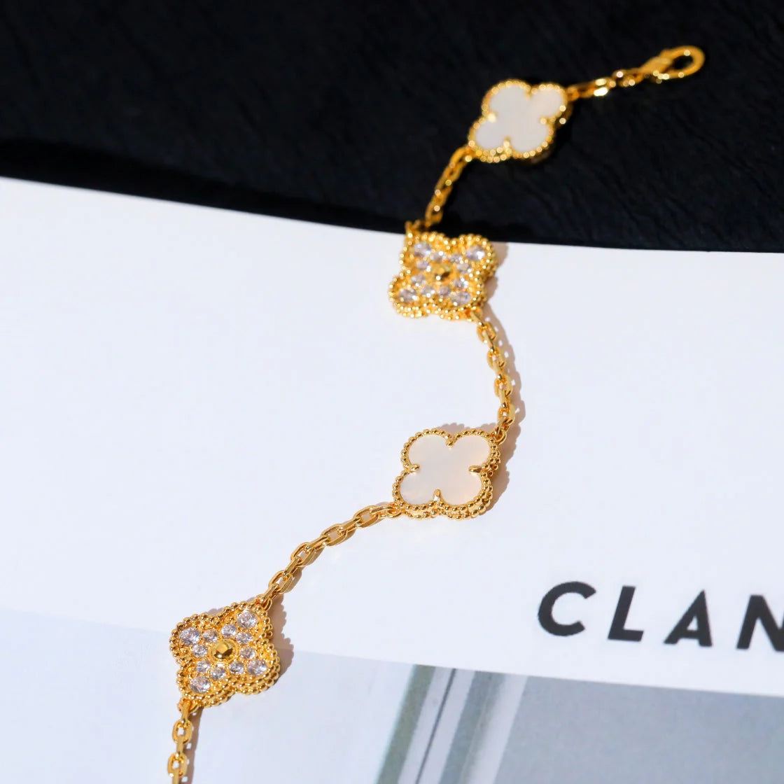 Glückliches 5-Motiv Kleeblattarmband - Natur Perlmutt