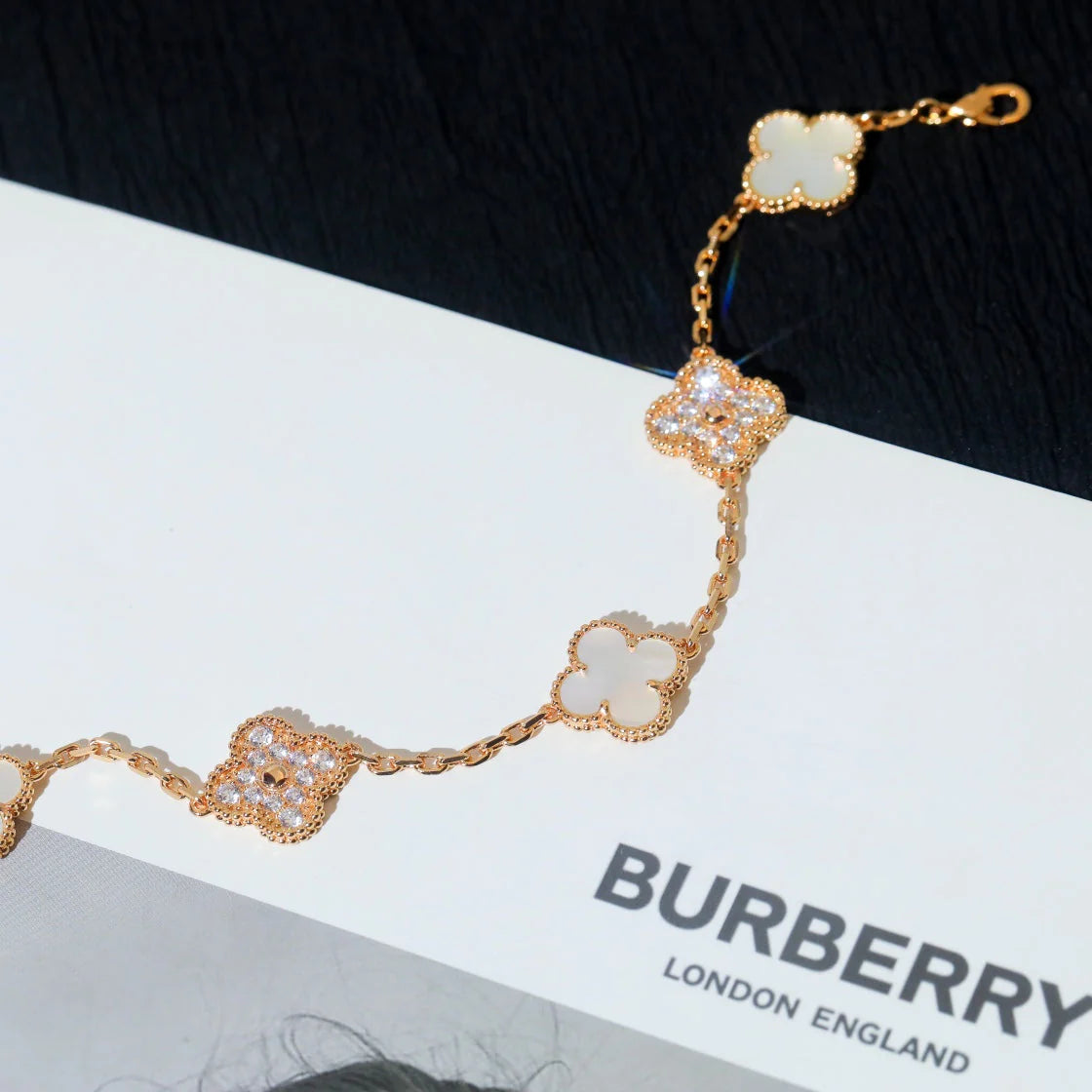Glückliches 5-Motiv Kleeblattarmband - Natur Perlmutt