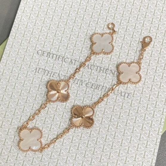 Glückliches 5-Motiv Kleeblattarmband - Natur Perlmutt