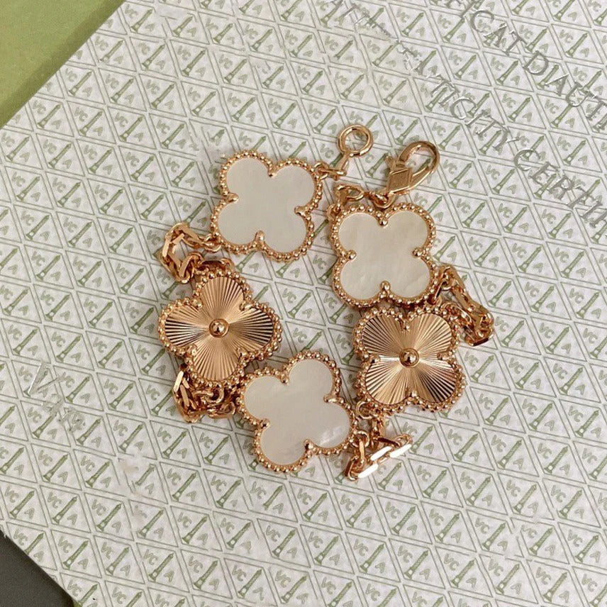 Glückliches 5-Motiv Kleeblattarmband - Natur Perlmutt