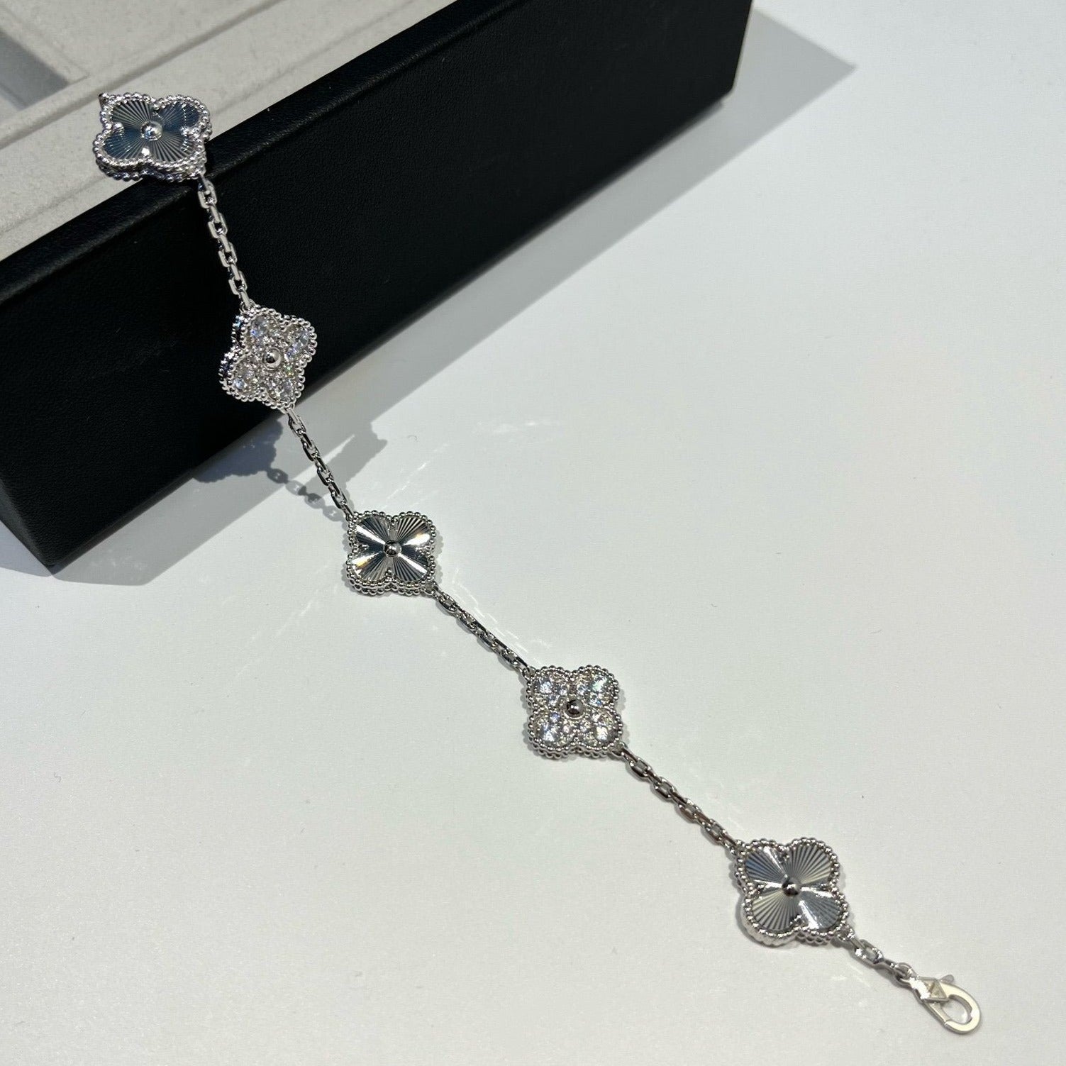 Lucky 5-Motif Clover Radiant Aura Bracelet - Laser