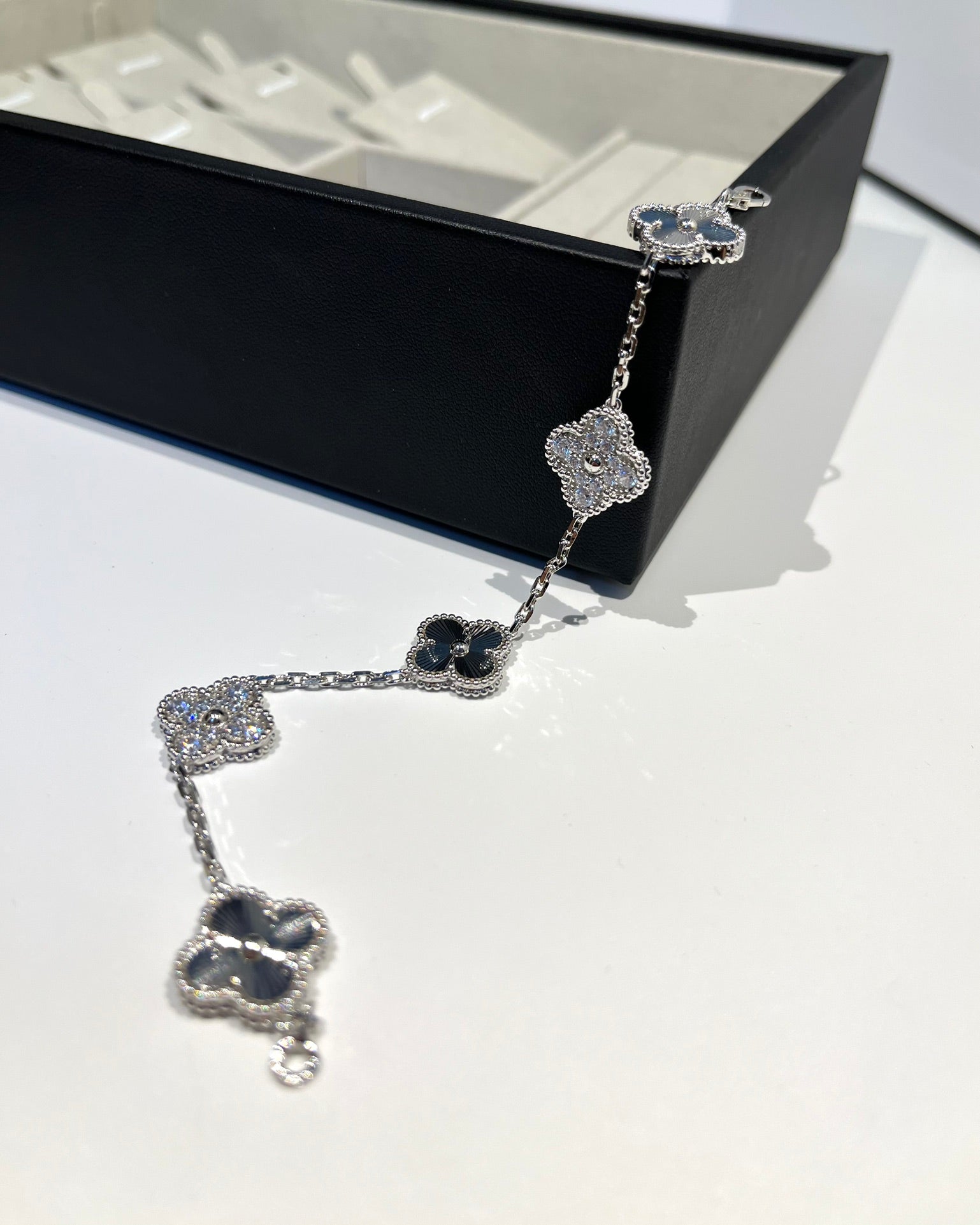 Lucky 5-Motif Clover Radiant Aura Bracelet - Laser