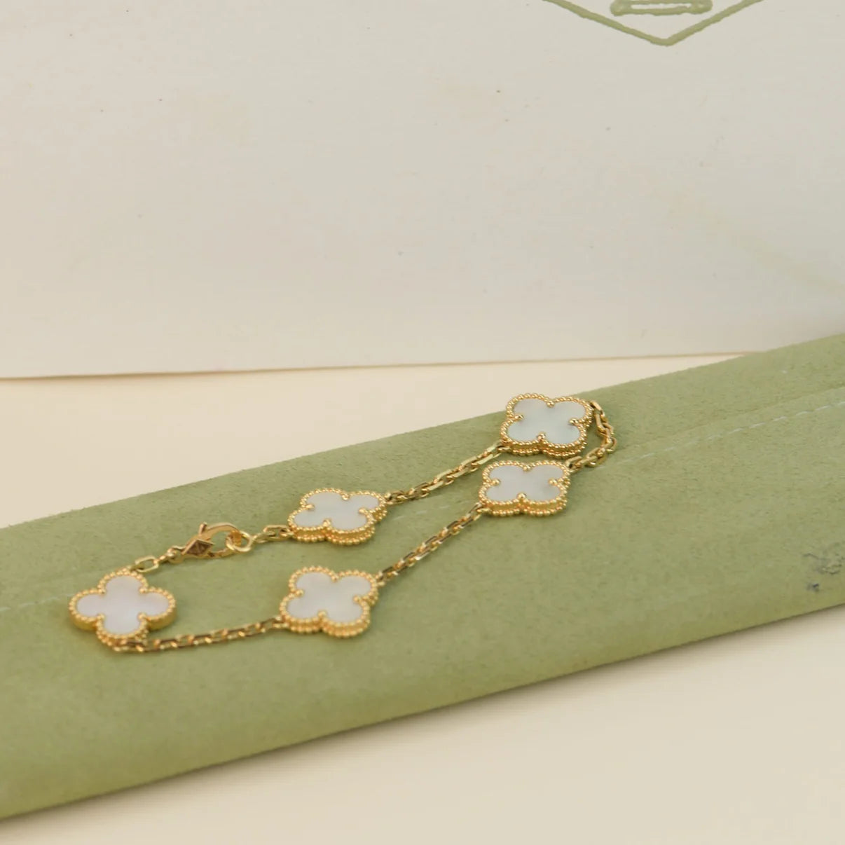 Glückliches 5-Motiv Kleeblattarmband - Natur Perlmutt