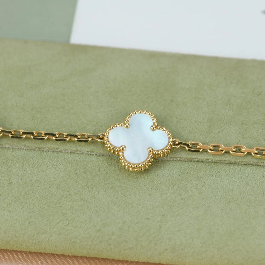 Glückliches 5-Motiv Kleeblattarmband - Natur Perlmutt