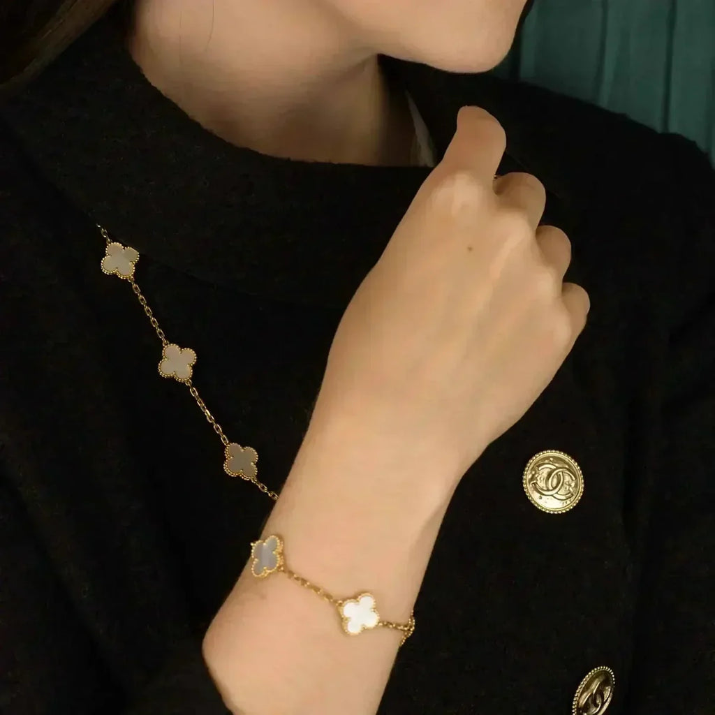 Glückliches 5-Motiv Kleeblattarmband - Natur Perlmutt