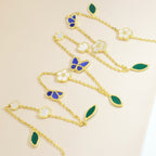 Glücklicher Frühlings-Schmetterlings- und Blumen-Statement-Halskette – Florales Design mit 15 Motiven