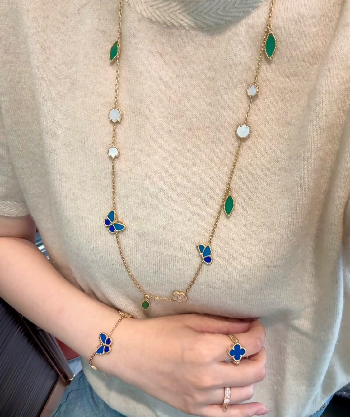 Glücklicher Frühlings-Schmetterlings- und Blumen-Statement-Halskette – Florales Design mit 15 Motiven