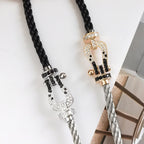 FORCE Großes Hufeisen-Armband mit schwarzen und weißen Diamanten – Roségold