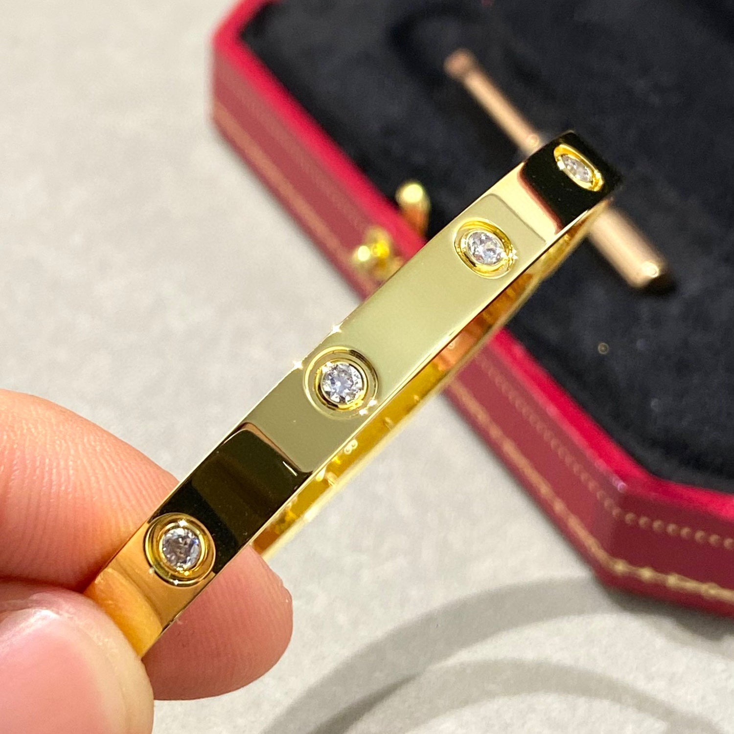 クラシック 6.1mm ラブバングル - 10ダイヤモンド