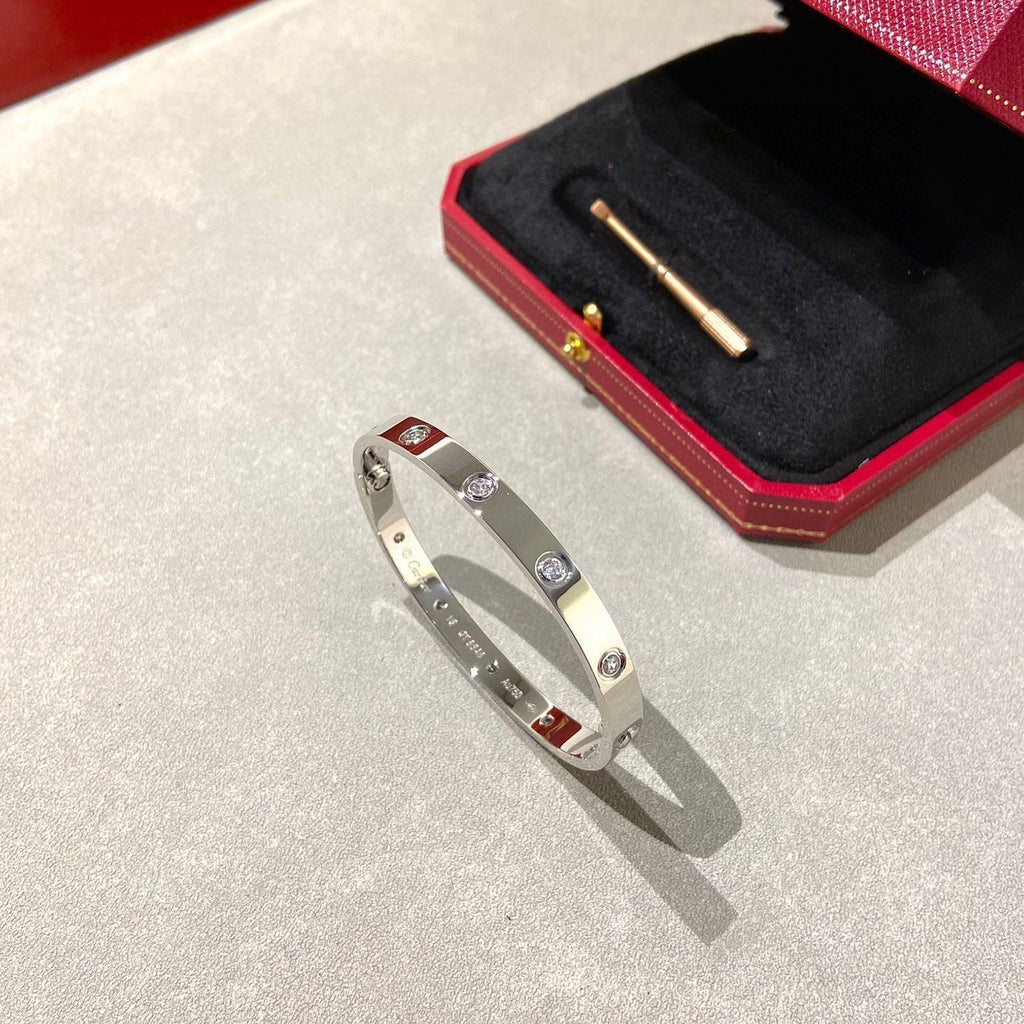 クラシック 6.1mm ラブバングル - 10ダイヤモンド