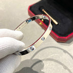 クラシック 6.1mm ラブバングル - 10ダイヤモンド