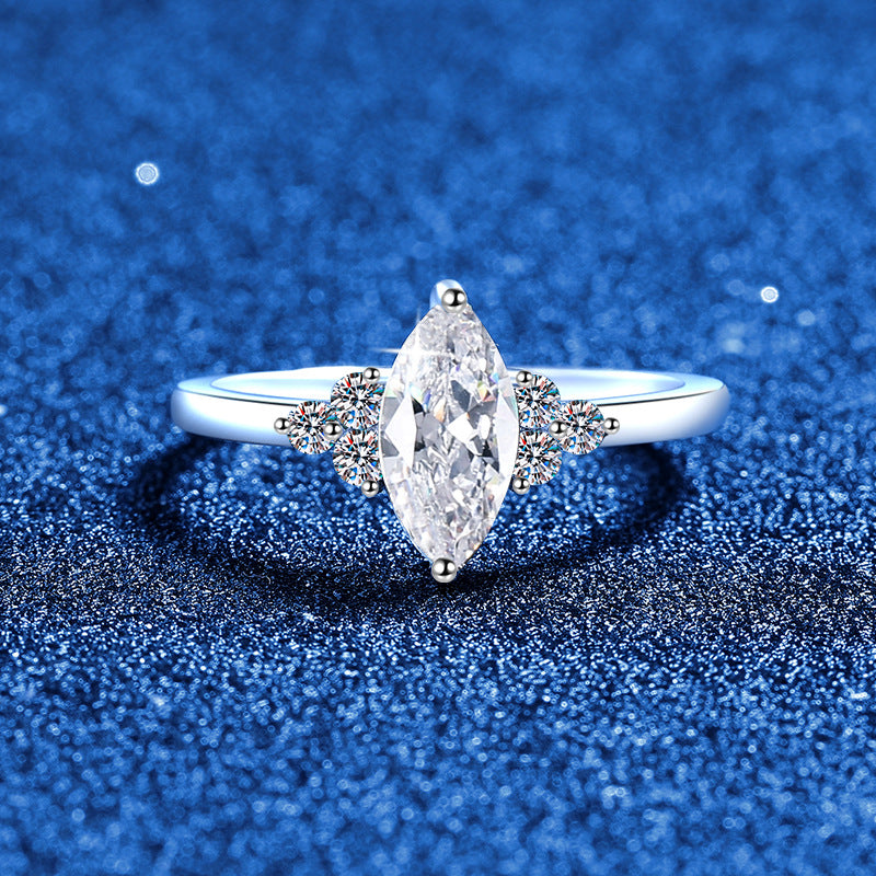 Eleganter Marquise-Schliff Moissanit-Ring mit Seitenakzenten