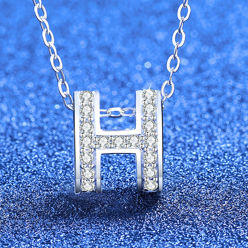 フルパヴェ「H」モアッサナイトペンダントネックレス
