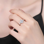 Eleganter Marquise-Schliff Moissanit-Ring mit Seitenakzenten