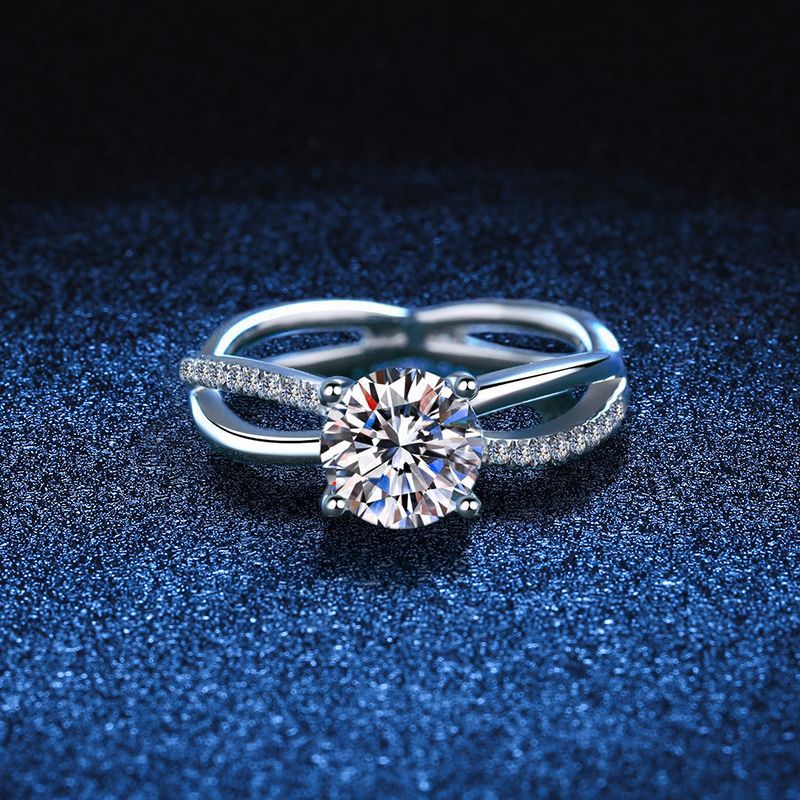 Elegant 4-Prong Crossover Moissanite Engagement Ring