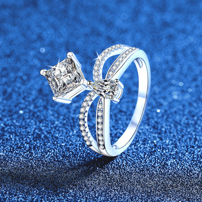 Eleganter doppelt gedrehter Moissanit-Ring