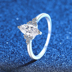 Eleganter Marquise-Schliff Moissanit-Ring mit Seitenakzenten