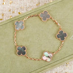 Glücks-Armband mit 5-Motiv-Kleeblatt und Perlmutt – Naturfarbenes graues Perlmutt