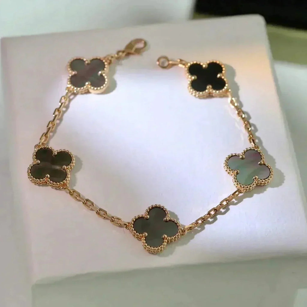 Glücks-Armband mit 5-Motiv-Kleeblatt und Perlmutt – Naturfarbenes graues Perlmutt