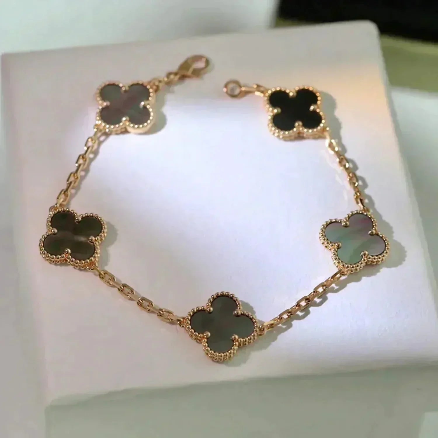 Glücks-Armband mit 5-Motiv-Kleeblatt und Perlmutt – Naturfarbenes graues Perlmutt