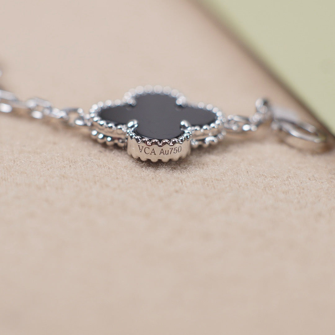 Lucky Clover 5-Motiv Armband – Black Onyx Kollektion