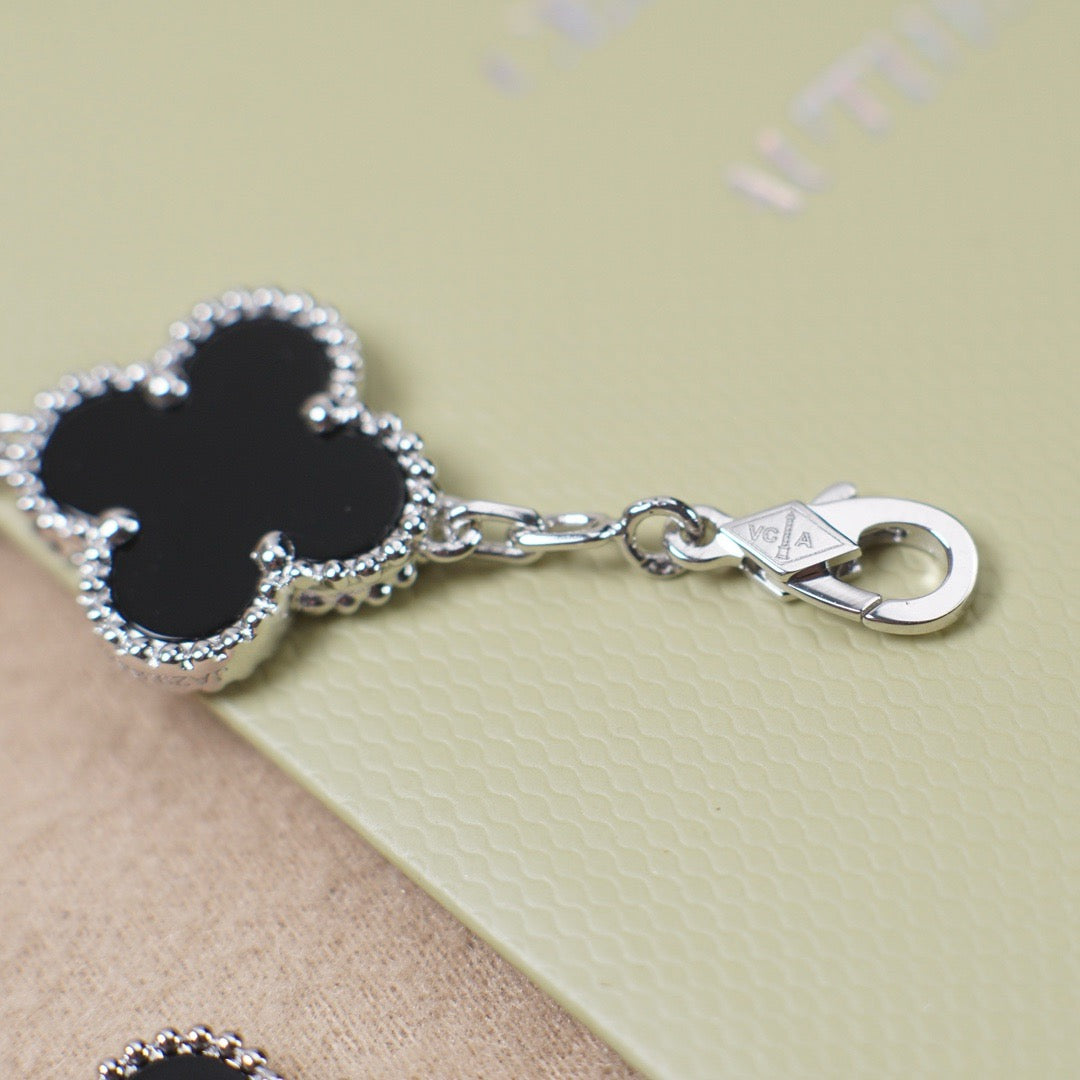 Lucky Clover 5-Motiv Armband – Black Onyx Kollektion