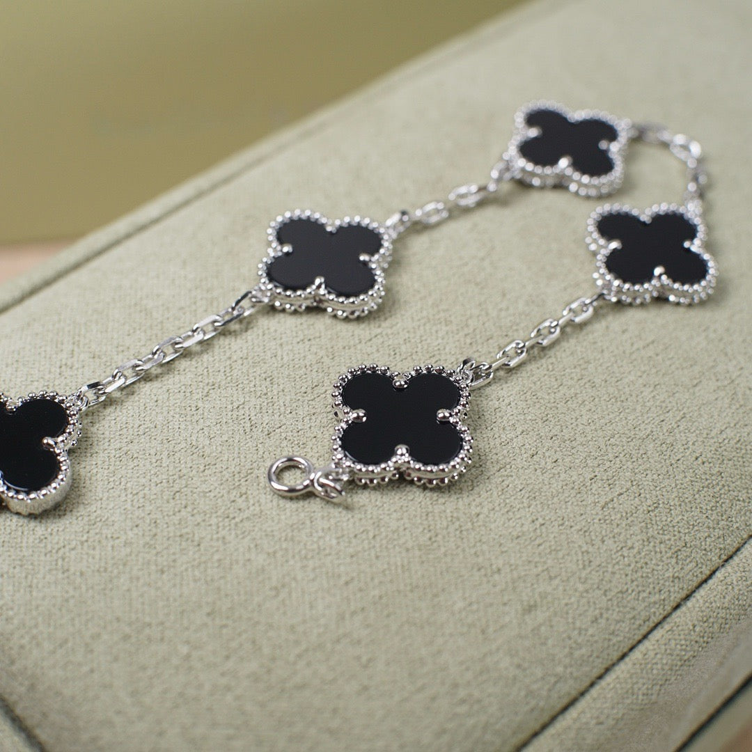 Lucky Clover 5-Motiv Armband – Black Onyx Kollektion