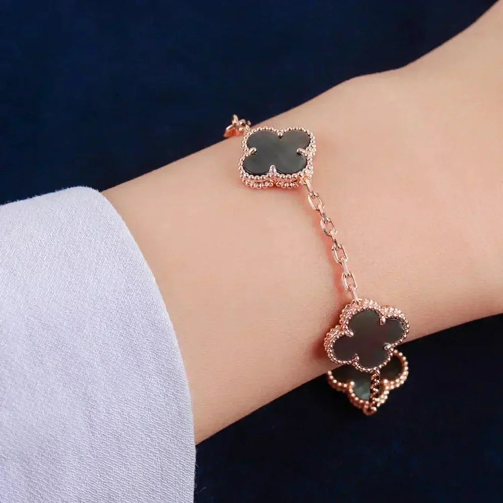 Glücks-Armband mit 5-Motiv-Kleeblatt und Perlmutt – Naturfarbenes graues Perlmutt
