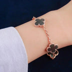 Glücks-Armband mit 5-Motiv-Kleeblatt und Perlmutt – Naturfarbenes graues Perlmutt