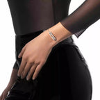 Move Classique Ciselé Armband – Kinetisches Drei-Bewegungen-Design – Texturierte Metallkunst