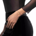 Move Classique Ciselé Armband – Kinetisches Drei-Bewegungen-Design – Texturierte Metallkunst
