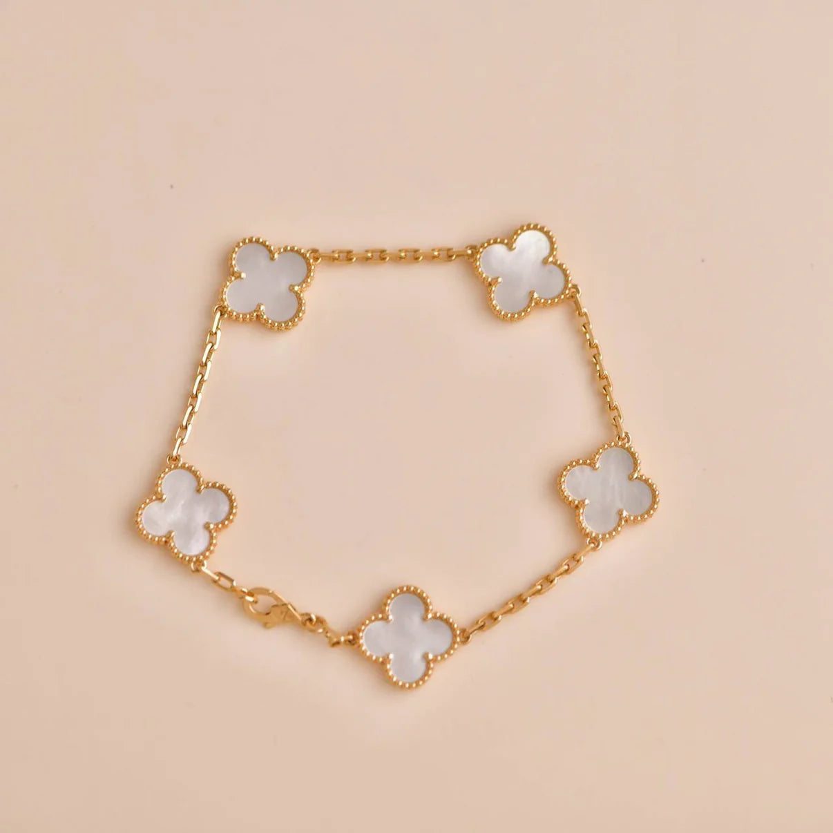 Glückliches 5-Motiv Kleeblattarmband - Natur Perlmutt