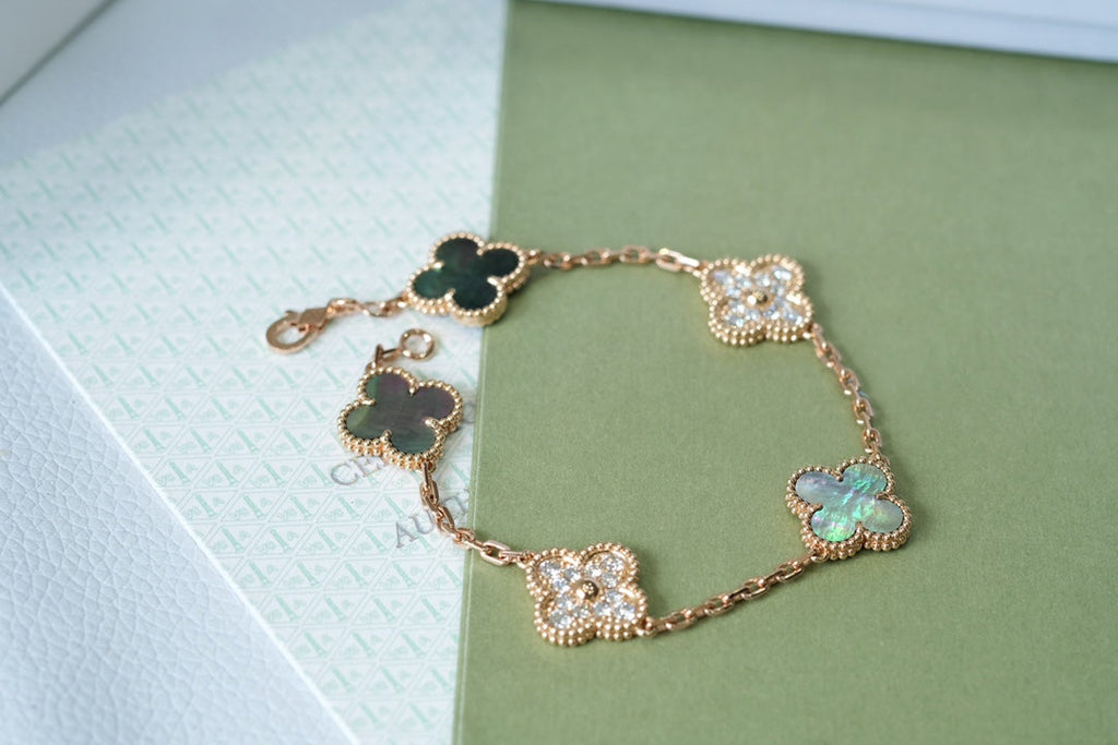 Glücks-Armband mit 5-Motiv-Kleeblatt und Perlmutt – Naturfarbenes graues Perlmutt