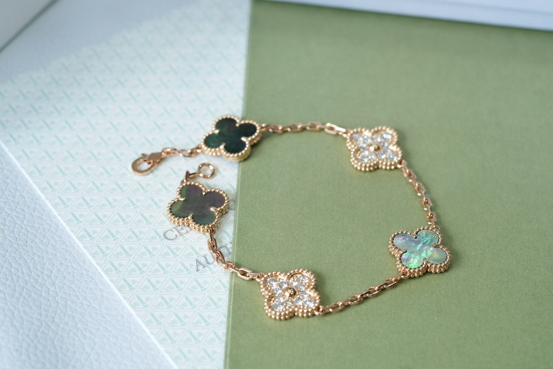 Glücks-Armband mit 5-Motiv-Kleeblatt und Perlmutt – Naturfarbenes graues Perlmutt