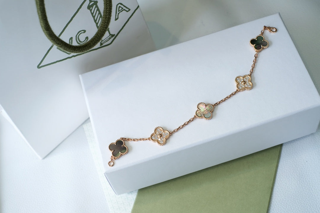 Glücks-Armband mit 5-Motiv-Kleeblatt und Perlmutt – Naturfarbenes graues Perlmutt