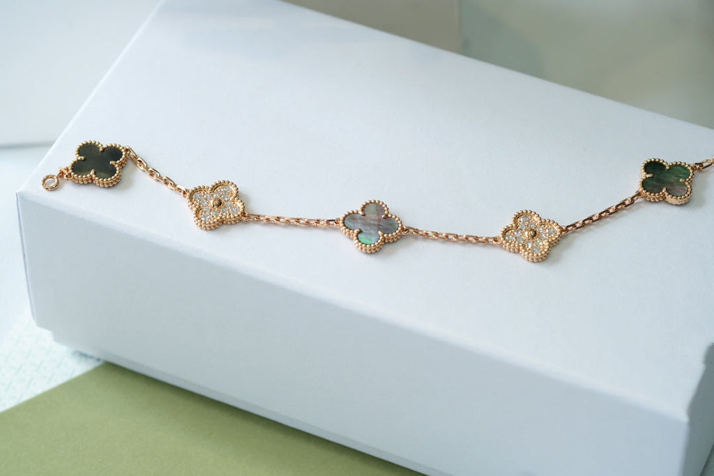 Glücks-Armband mit 5-Motiv-Kleeblatt und Perlmutt – Naturfarbenes graues Perlmutt