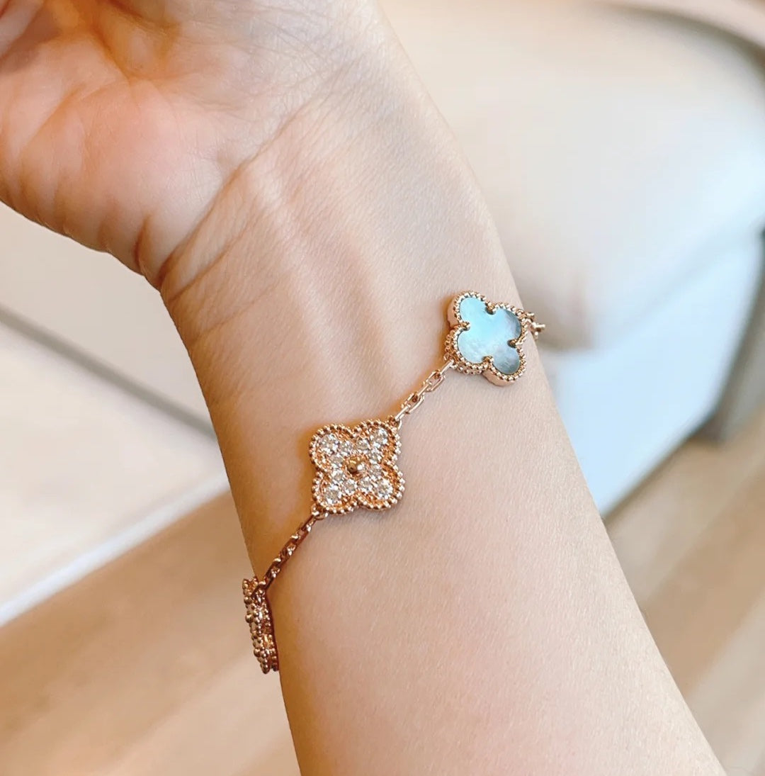 Glücks-Armband mit 5-Motiv-Kleeblatt und Perlmutt – Naturfarbenes graues Perlmutt